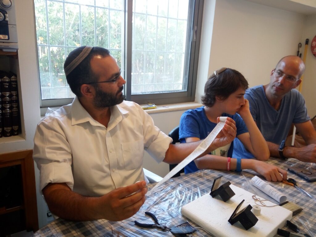 ישורון – מכון סת״ם ותשמישי קדושה באפרת, ייצור ובדיקת מזוזות תפילין וספרי תורה