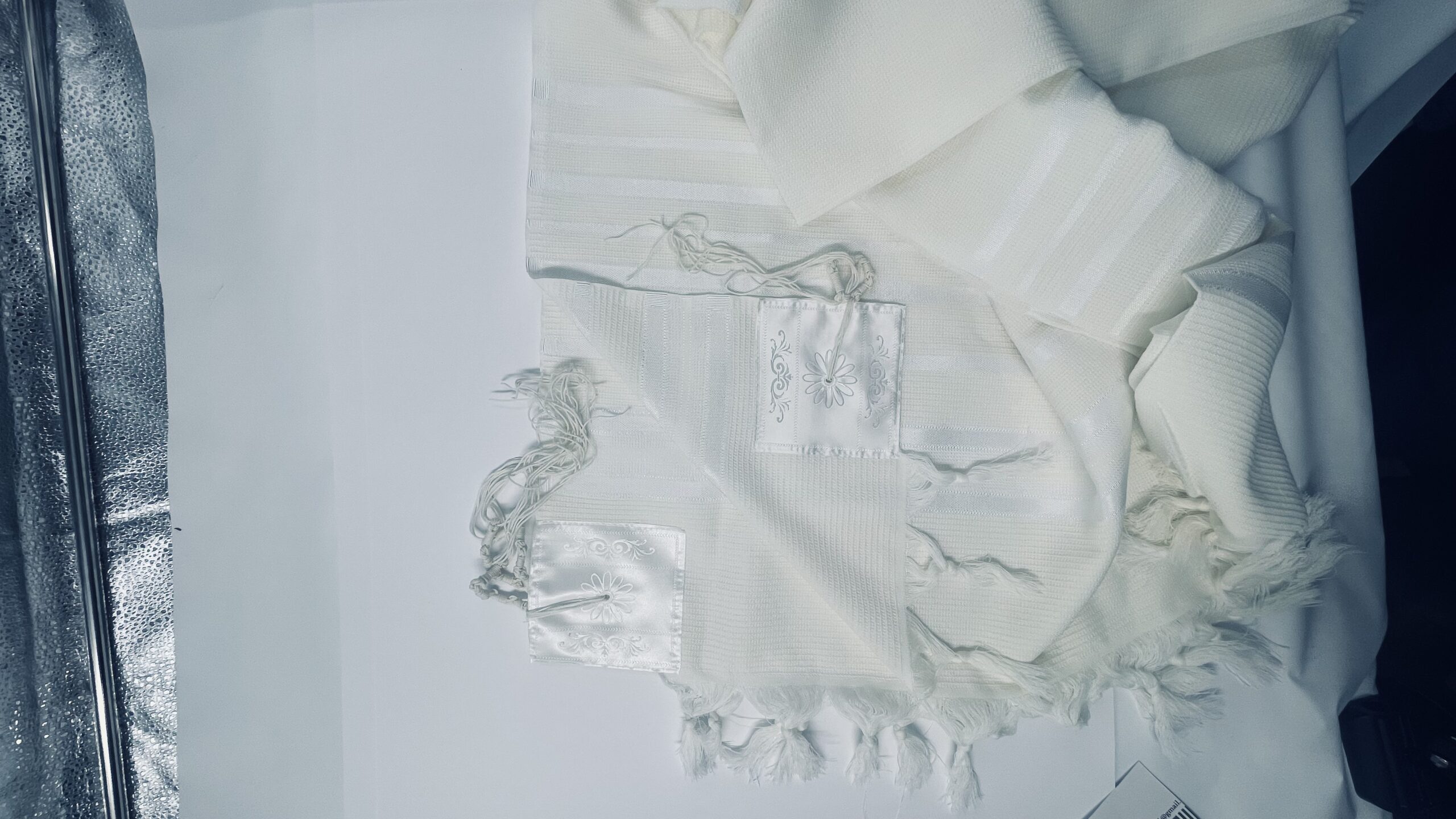 טלית צמר רחלים חלקה פסים לבנים – תמונה 5